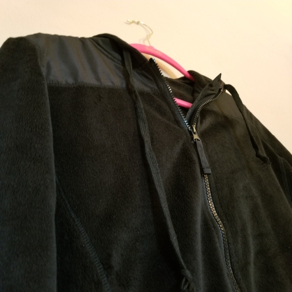 ⭐️❣️SALE 2/$18 OR 3/$27❣️⭐️ Amie Smith Super soft zip up jacket - Picture 2 of 4